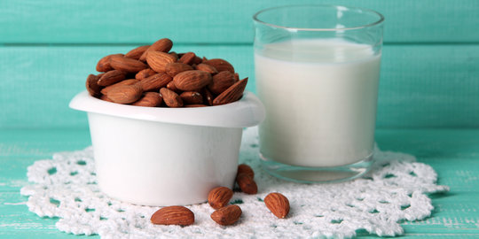 6 Manfaat penting minum susu almond untuk kesehatan tubuh