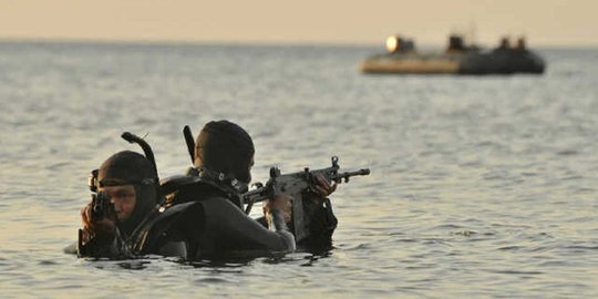 Aksi prajurit Tontaipur Kostrad menyerbu pantai