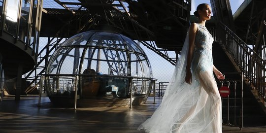 Bergaya anggun dengan gaun mewah di catwalk Menara Eiffel