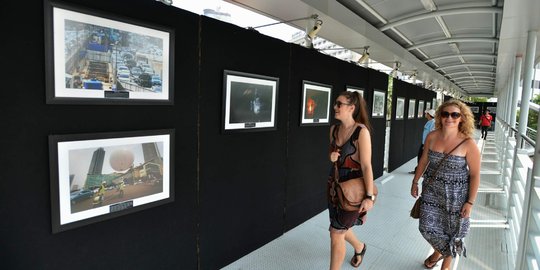 Pameran foto satu tahun proyek MRT di jembatan penyeberangan