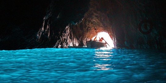Mendayung sampan di atas cahaya biru Blue Grotto