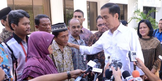 Ibu tukang tusuk sate menangis temui Jokowi di Istana