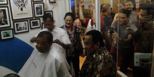 Blusukan ke Pasar Santa, 2 menteri cukur rambut di tempat rocker