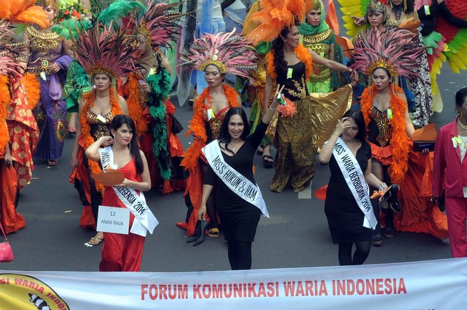 Hebohnya puluhan waria berkebaya pawai di Monas  merdeka.com