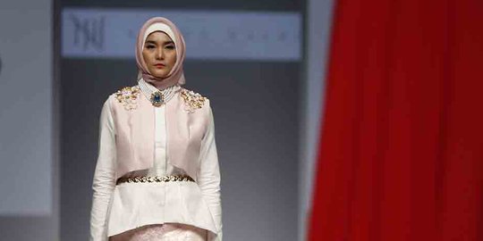 Pesona model cantik berbusana muslim di Jakarta Fashion Week