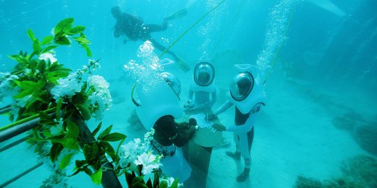 Romantisnya mengucap janji suci pernikahan di laut Bora-Bora