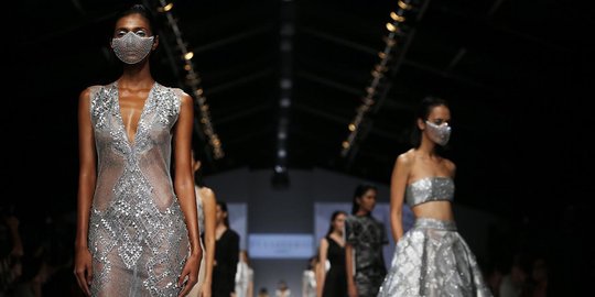 Model bergaun transparan berlenggang di Jakarta Fashion Week