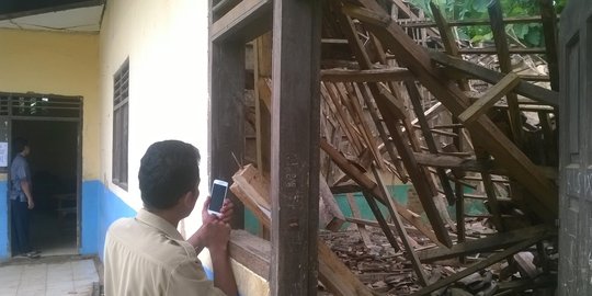 Ruang kelas ambruk, puluhan siswa SD di Cianjur belajar di tenda