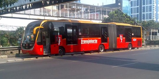 Transjakarta keluar asap di Halte Olimo, penumpang berhamburan