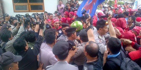 Buruh di Bandung tuntut UMK Rp 3,3 juta, ini kata Ridwan Kamil