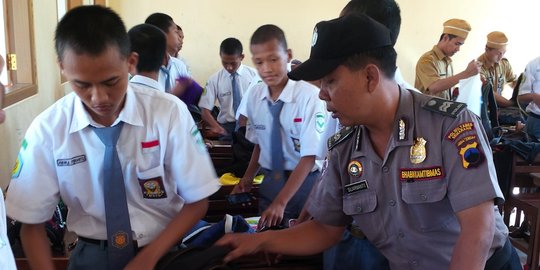 Antisipasi tawuran, polisi Semarang razia pelajar SMK di sekolah