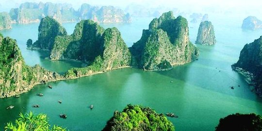 Berjuta keindahan teluk naga Halong di Vietnam