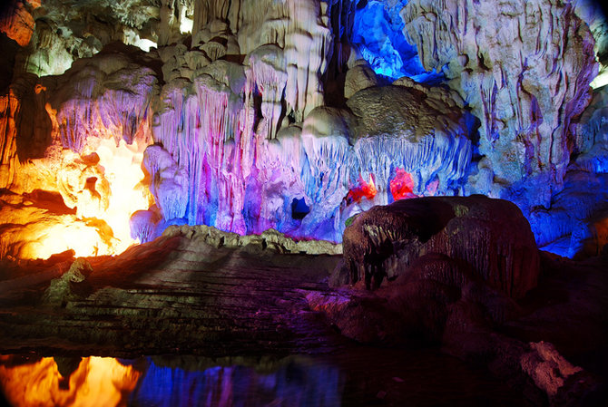 gua thien cung di teluk halong vietnam