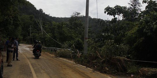 Longsor di Aceh Besar, listrik mati & harga BBM jadi Rp 12 ribu