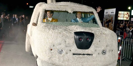 Jim Carrey naik mobil 'anjing' di premiere Dumb And Dumber To