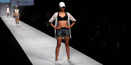 Pesona model seksi berlenggang di catwalk Jakarta Fashion Week