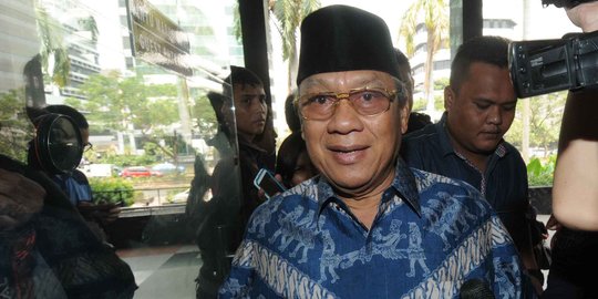 Berbatik biru, politisi Mahyuddin penuhi panggilan KPK