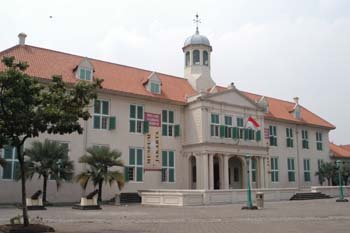 pesona kota tua di tengah kota modern