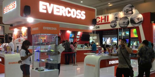 Evercoss gratiskan powerbank di acara Indocomtech