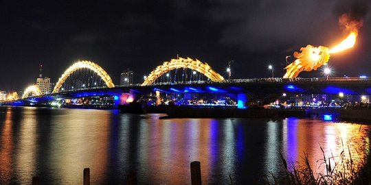 Keren, jembatan naga di Vietnam ini semburkan api sungguhan!