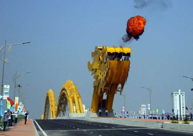 jembatan naga di da nang vietnam