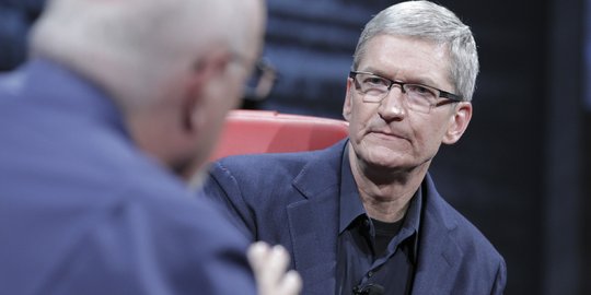 Bos Apple ngaku gay, Rusia rubuhkan monumen iPhone
