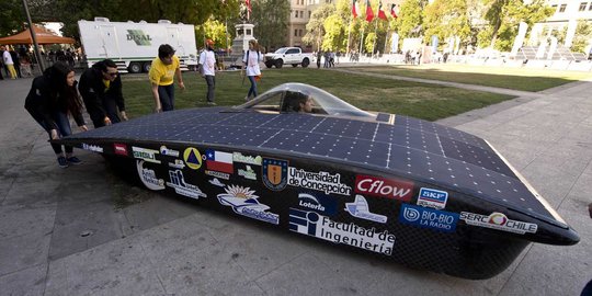 Deretan mobil balap bertenaga surya Atacama Solar Challenge
