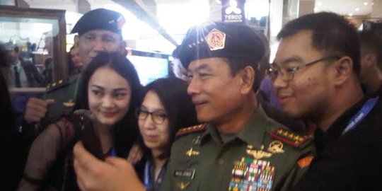 Ke Indo Defence, Panglima TNI diikuti cewek cantik & foto selfie