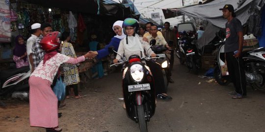 Aksi Mensos Khofifah blusukan naik motor di Martapura