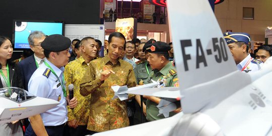 Presiden Jokowi melihat kecanggihan alutsista RI di Indo Defence