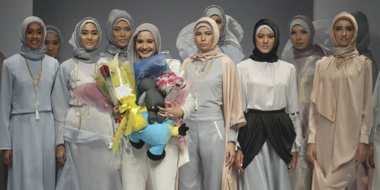 Gaya anggun busana muslim karya Zaskia Sungkar di JFW 2015