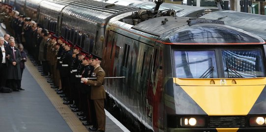 Cara militer Inggris peringati Perang Dunia I di stasiun kereta