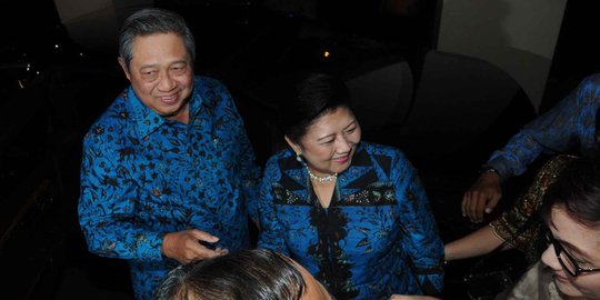 Berbatik biru, SBY dan Ibu Ani hadiri temu kangen Akabri 73