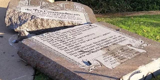 monumen sepuluh perintah tuhan karena disuruh setan rev2