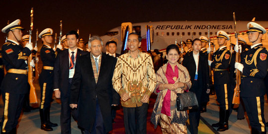 Senyum Presiden Jokowi saat tiba di Beijing