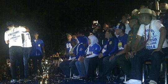 Persib perlihatkan piala LSI di hadapan ribuan bobotoh