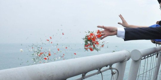 Peringatan Hari Pahlawan, Ketua MPR tabur bunga di Teluk Jakarta