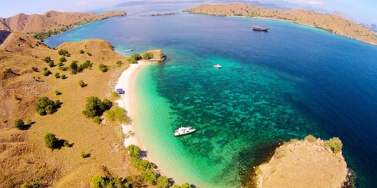 Mencumbu pesona pantai berwarna pink di Pink Beach