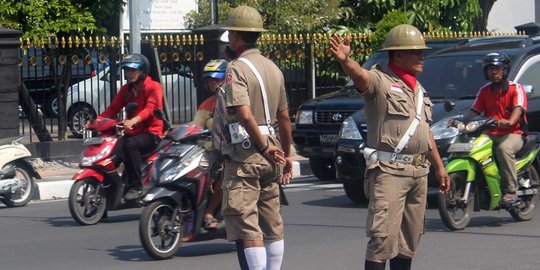 Hari Pahlawan, polisi lalu lintas Kediri berpakaian tempo dulu