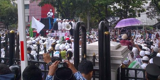 Sambil baca salawat, Habib Rizieq bubarkan demo FPI tolak Ahok