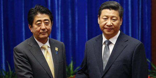 Wajah dingin Xi Jinping dan Shinzo Abe saat bertemu di APEC 2014