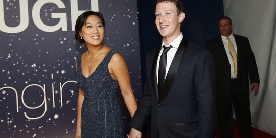 Hadiri acara di California, Bos Facebook gandeng mesra istrinya
