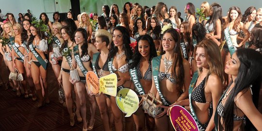 Gemulai para kontestan Miss Earth 2014 dalam balutan bikini