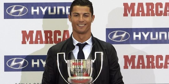 Cristiano Ronaldo raih trofi penghargaan striker terbaik