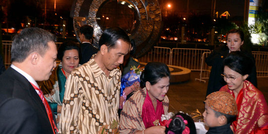 batik saat baru tiba sby lebih formal dengan pakai jas rev2