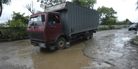 Jalan raya rusak, warga Inhu kesal rumah sering terciprat lumpur