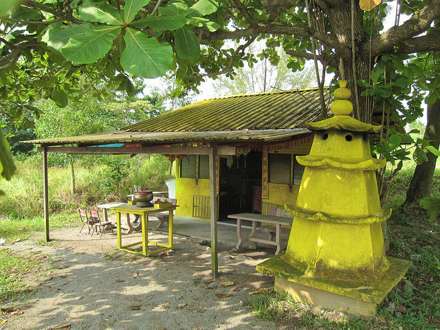 kuil gadis jerman di pulau ubin singapura