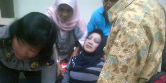 Eks bupati Karanganyar Rina Iriani pingsan saat ditahan