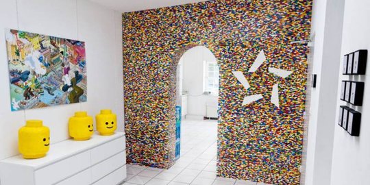 Kreatif, pria ini bikin dinding pembatas dari 55.000 bata LEGO!