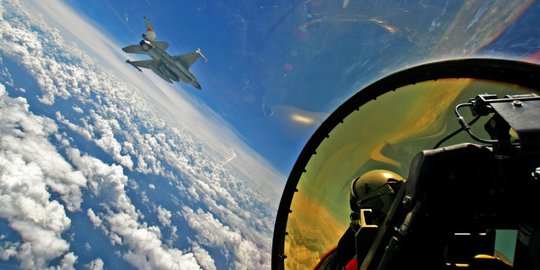 Pesawat F-16 TNI AU beraksi sergap pesawat dari Singapura!